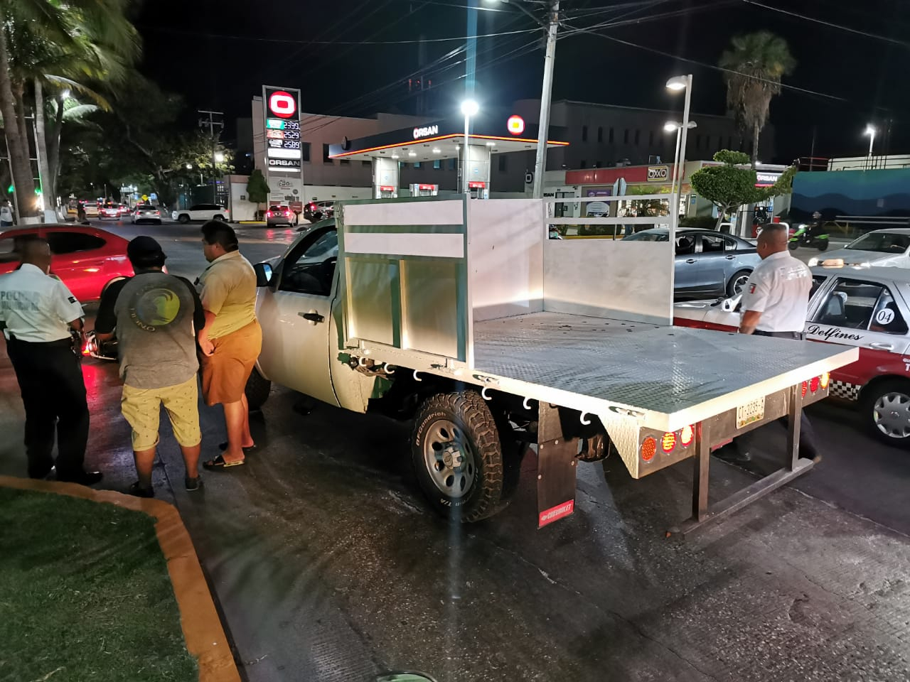 La mujer sufrió golpes menores y no requirió traslado hospitalario ni atención médica en el sitio. La mujer sufrió golpes menores y no requirió traslado hospitalario ni atención médica en el sitio.