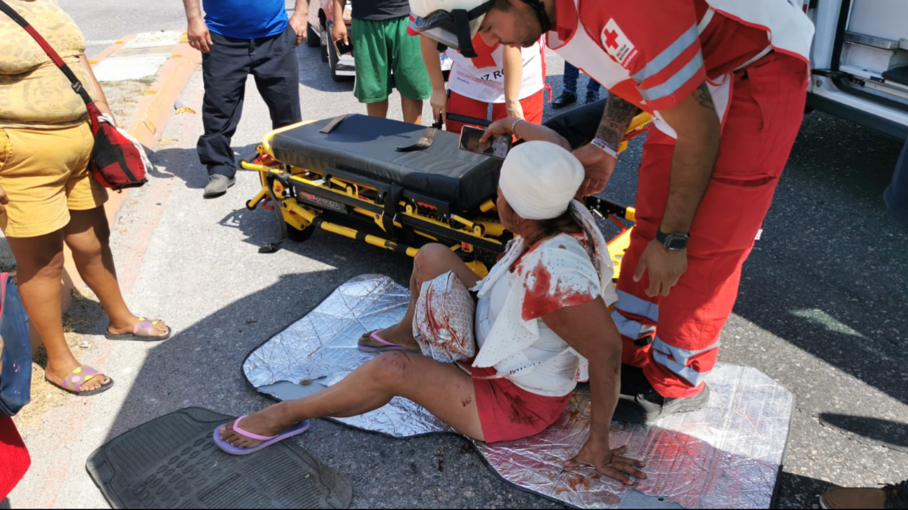 La mujer tuvo que ser trasladada a un hospital para su atención. La mujer tuvo que ser trasladada a un hospital para su atención.