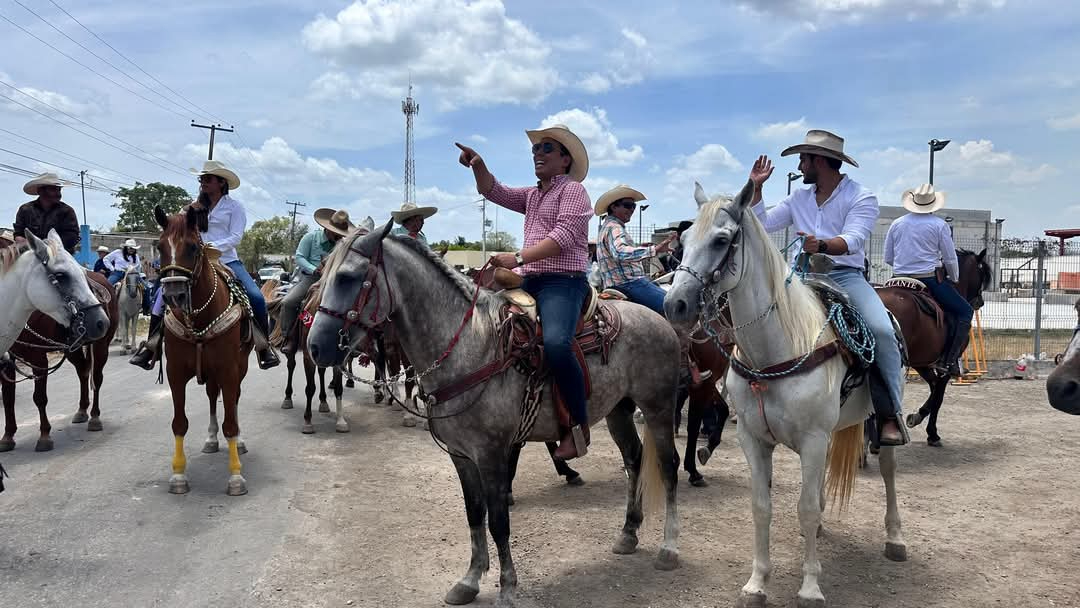 Los jinetes disfrutaron del recorrido con sus compañeros. Los jinetes disfrutaron del recorrido con sus compañeros.