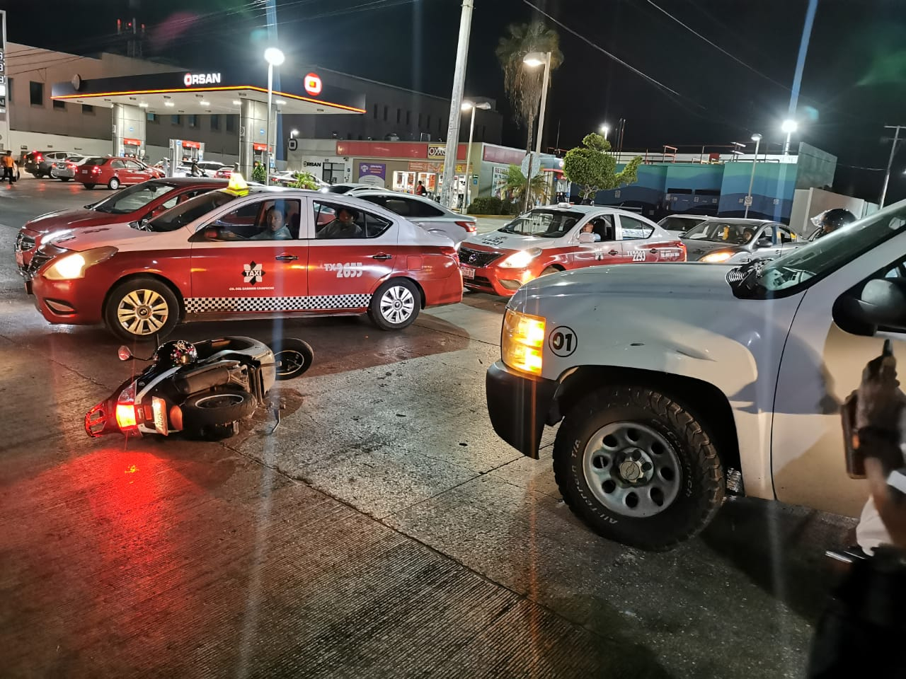 Una mujer que conducía una motoneta fue impactada por una camioneta
