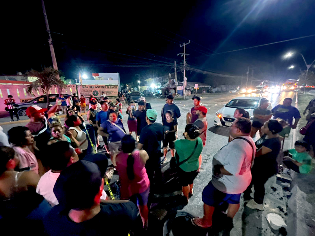 Hartazgo por apagones detona bloqueos en cinco municipios de Quintana Roo