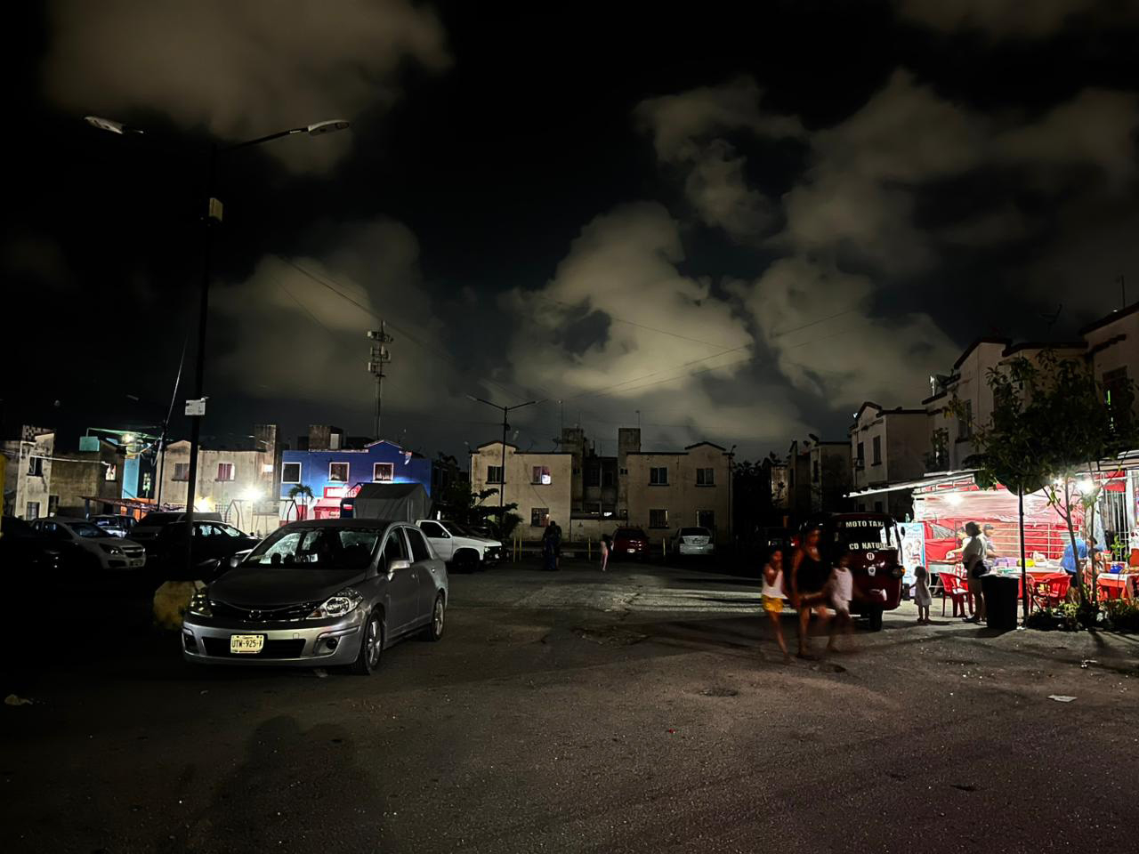 “Lo hago para que mi nieta se sienta segura": Cancunenses recurren a  instalaciones ‘hechizas’  para alumbrar sus calles
