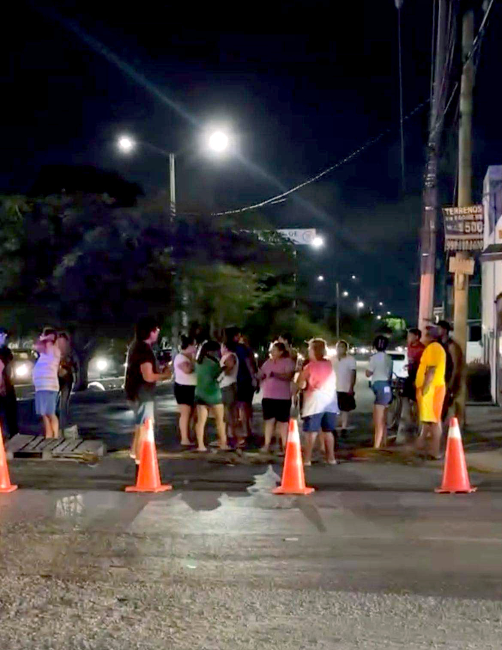 Vecinos de la SM 221 bloquearon avenidas de Cancún por falta de luz