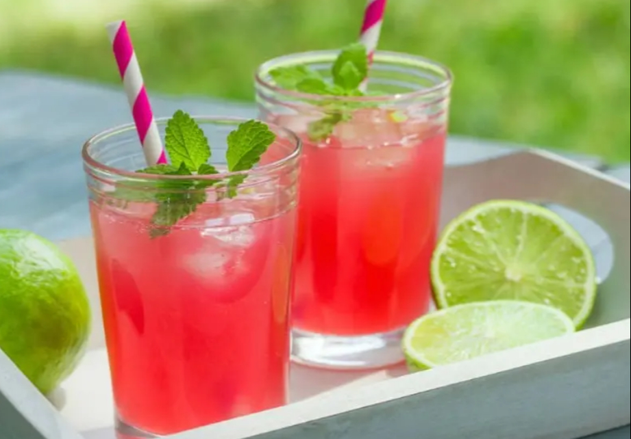 Combate el calor con una limonada de fresa casera y deliciosa