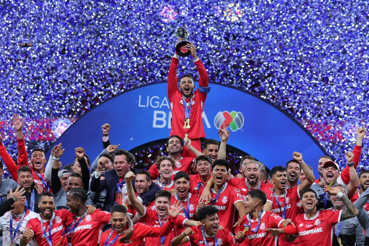 El Diablo celebra su título 11 El Diablo celebra su título 11