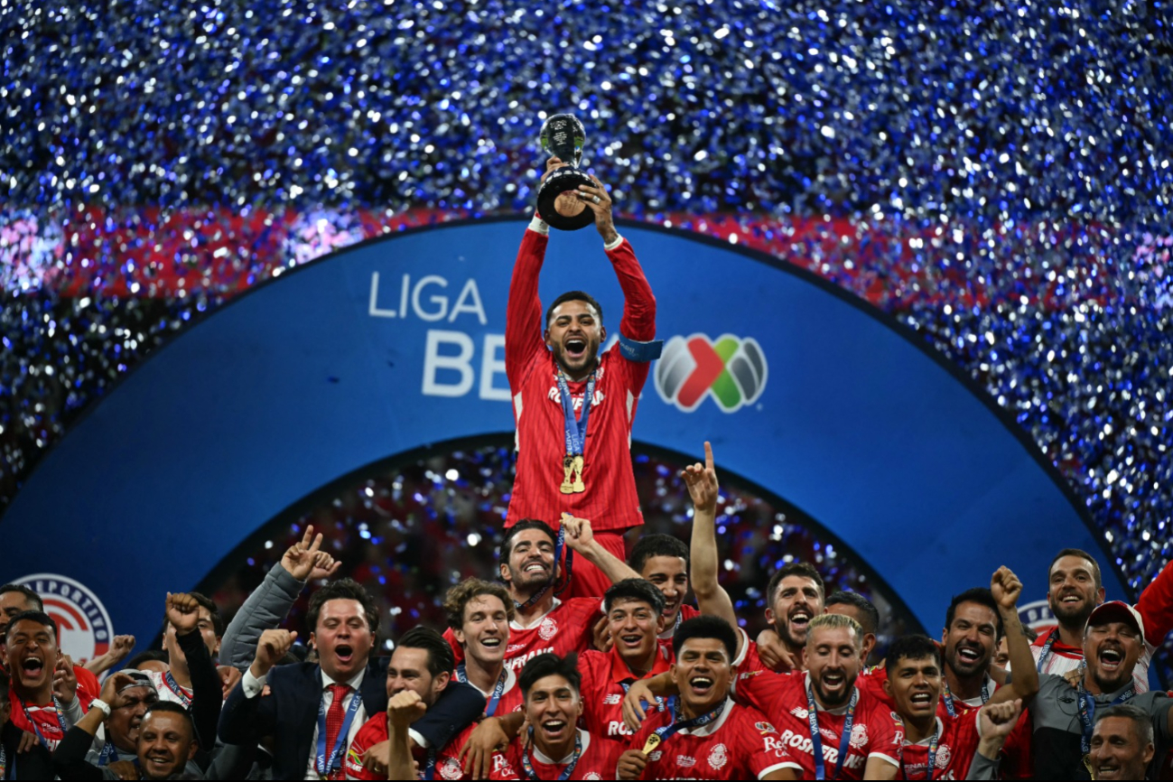 El Toluca logró derrotar al América y levantar la copa de su 11va. liga.