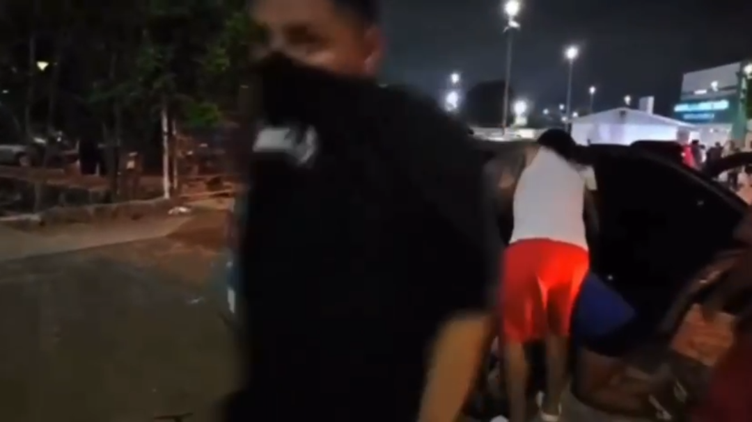 Familiares de víctima de ataque armado en Cancún, fueron detenidos por atacar a periodistas