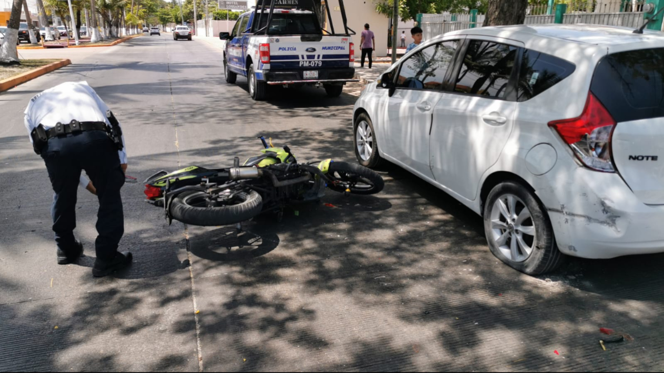 Motociclista impacta vehículo estacionado por conducir distraído en San Agustín del Palmar, Ciudad del Carmen