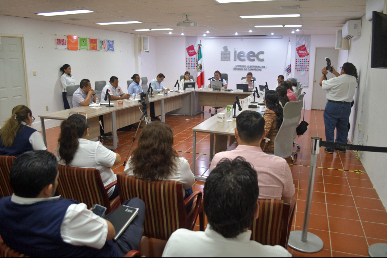 24 personas (15 hombres y 9 mujeres) avanzaron en el proceso para presidir el Instituto Electoral del Estado de Campeche (IEEC). 24 personas (15 hombres y 9 mujeres) avanzaron en el proceso para presidir el Instituto Electoral del Estado de Campeche (IEEC).