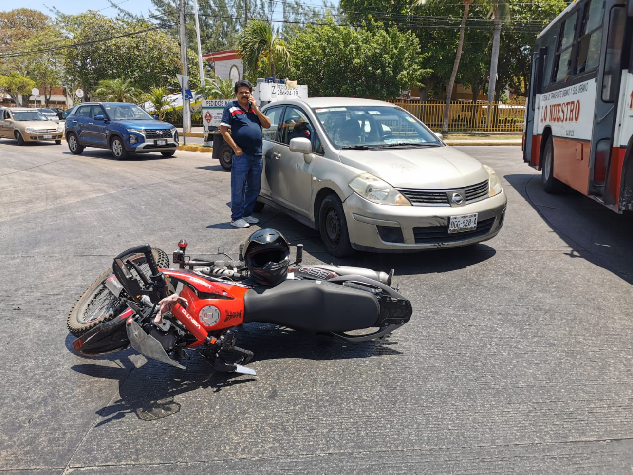 Percance vial en glorieta del Camarón provoca congestionamiento en Carmen