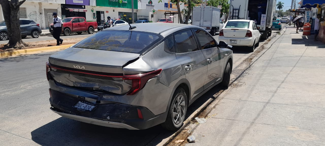 Aparatoso accidente deja daños valuados en 180 mil pesos