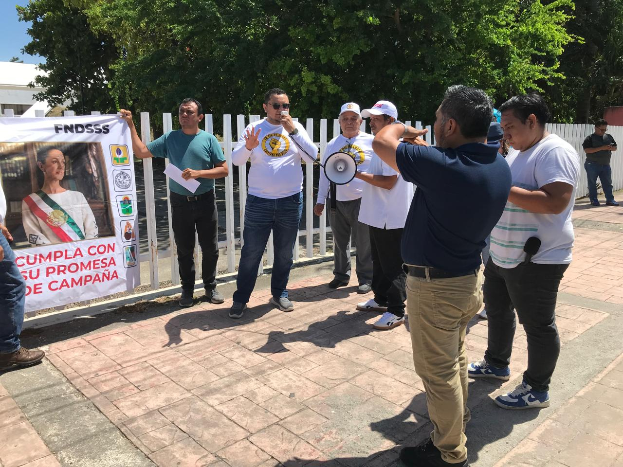 El Comité Central de Lucha Magisterial del estado se plantó frente a las instalaciones de la SEQ