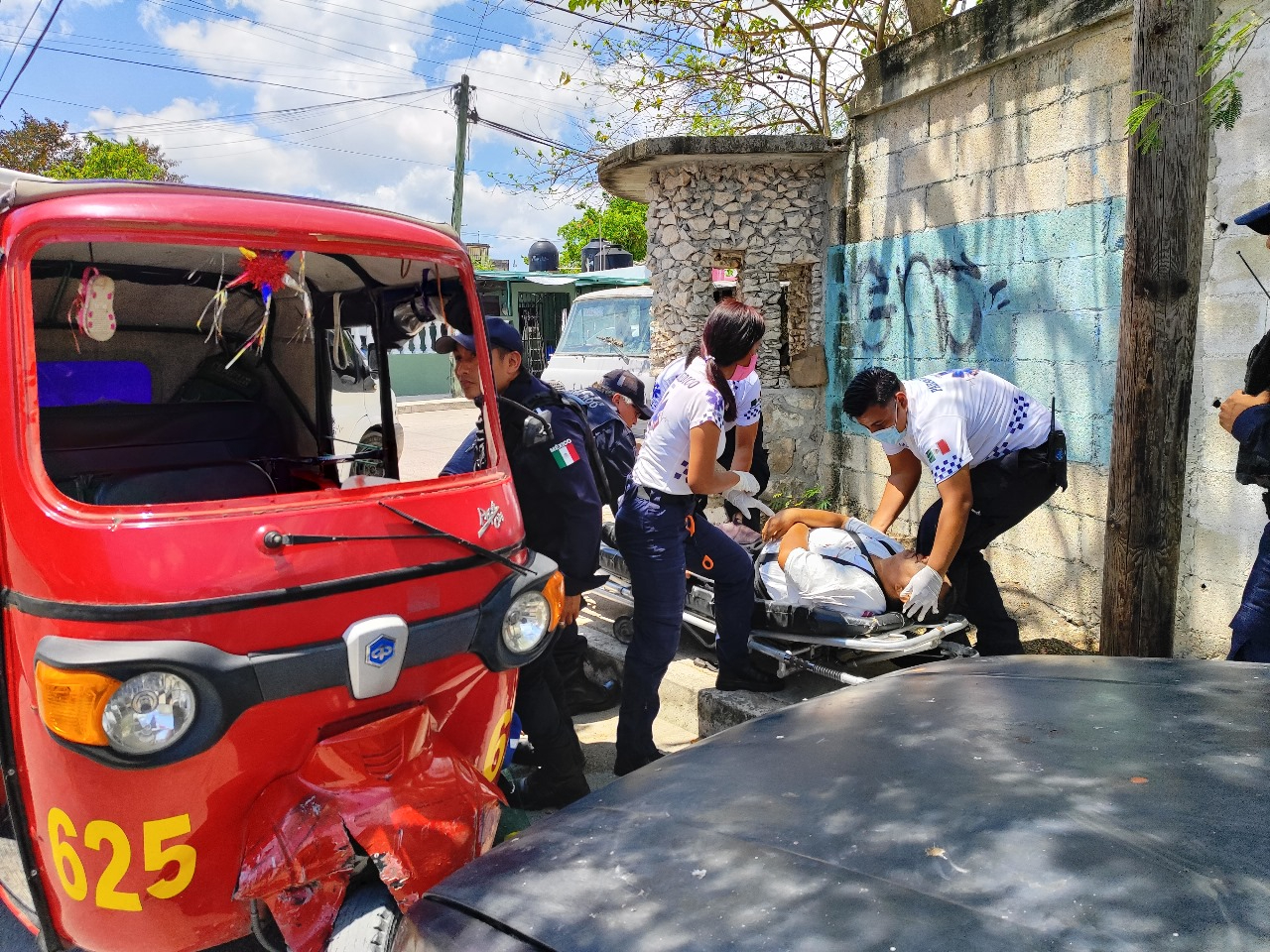 El conductor tuvo que ser atendido por los paramédicos que llegaron al lugar. El conductor tuvo que ser atendido por los paramédicos que llegaron al lugar.