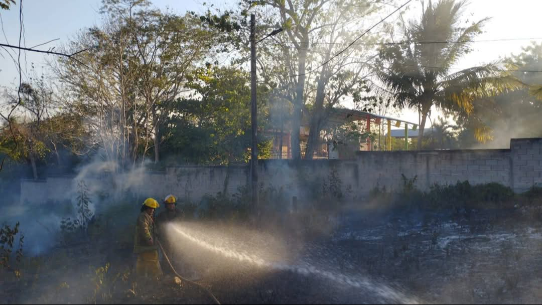 El fuego amenazaba con extenderse a casas cercanas debido a los fuertes vientos. El fuego amenazaba con extenderse a casas cercanas debido a los fuertes vientos.