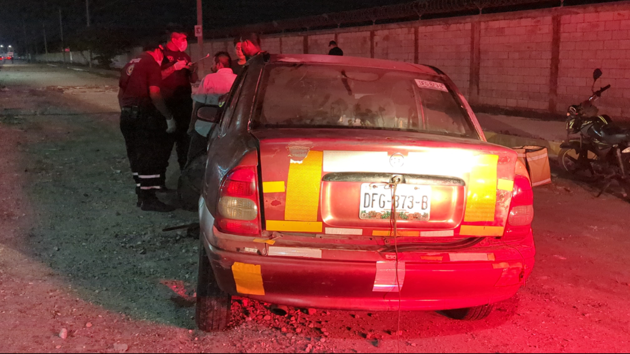 El hombre lesionado se encontraba reparando su Chevy rojo. El hombre lesionado se encontraba reparando su Chevy rojo.