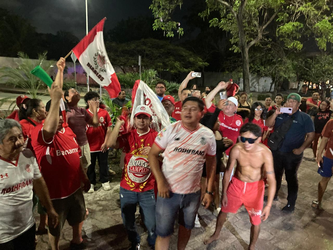 Los aficionados del Toluca celebraron en grande alrededor de la glorieta. Los aficionados del Toluca celebraron en grande alrededor de la glorieta.