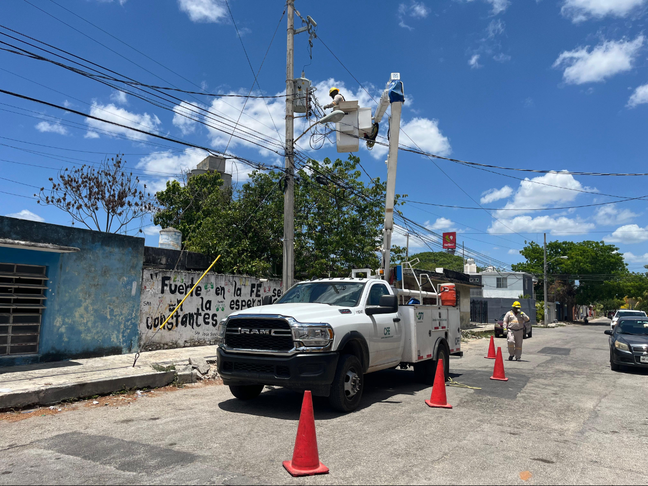 Por falta de luz retienen a trabajadores de la CFE en el Oriente de Mérida: "No se pueden ir hasta que solucionen el problema"  