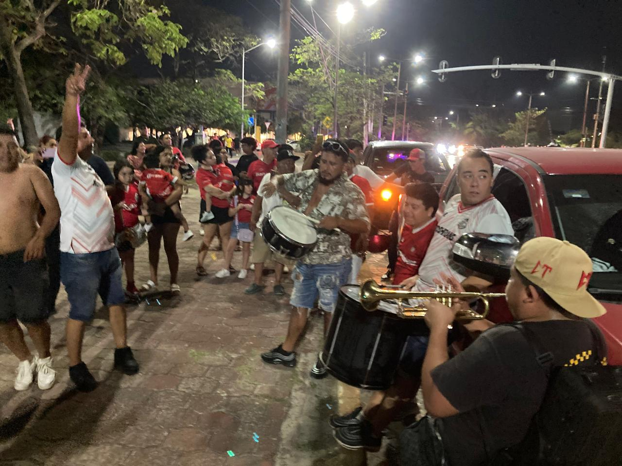 Los tambores y trompetas pusieron el toque de fiesta a la celebración. Los tambores y trompetas pusieron el toque de fiesta a la celebración.