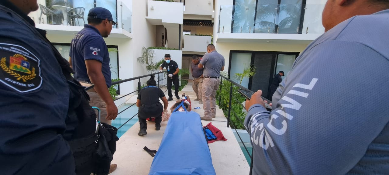 Autoridades analizan posible intento de suicidio tras caída de una mujer en Tulum Autoridades analizan posible intento de suicidio tras caída de una mujer en Tulum