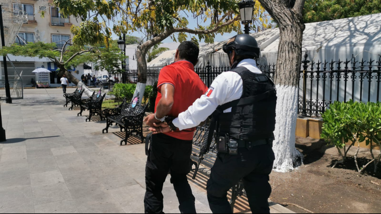 Corretean y detienen a presunto ladrón de baterías en Ciudad del Carmen