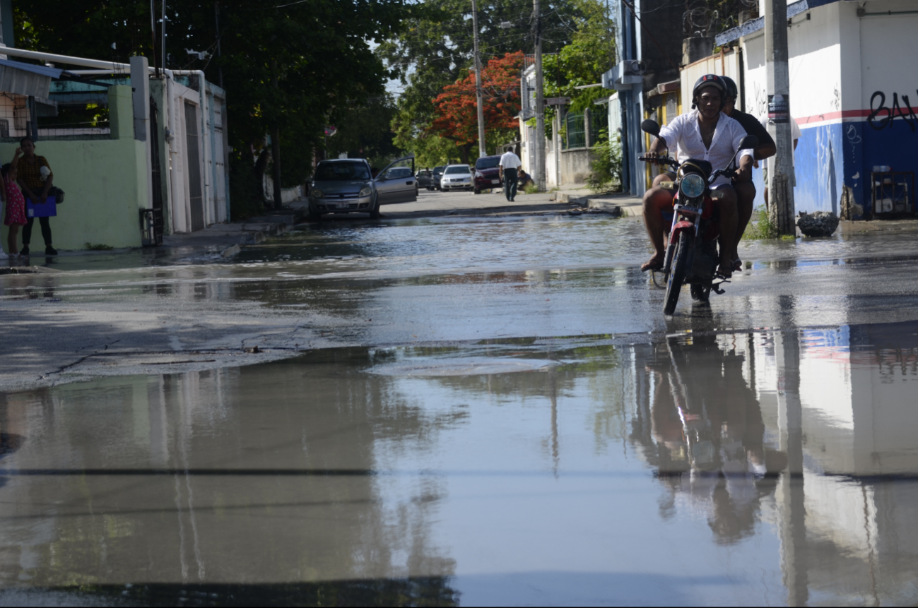 En total son 300 litros de agua que en promedio, habitantes de la entidad gastan cada 24 horas En total son 300 litros de agua que en promedio, habitantes de la entidad gastan cada 24 horas
