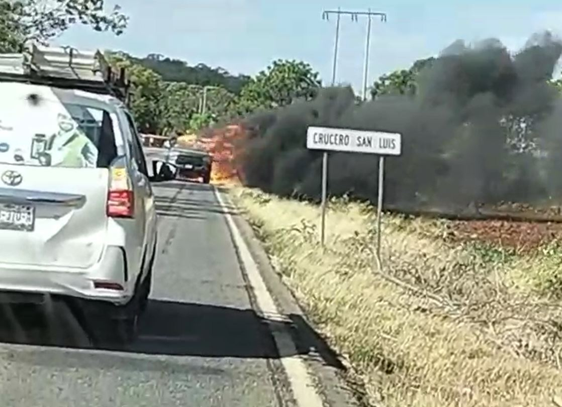 Camioneta se incendia sobre la federal Hopelchén-Campeche