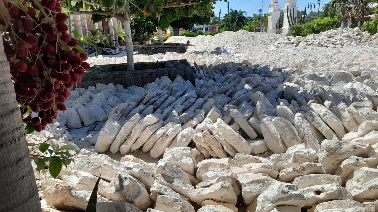Alarifes de la CTM paralizan restauración de parroquia en Calkiní
