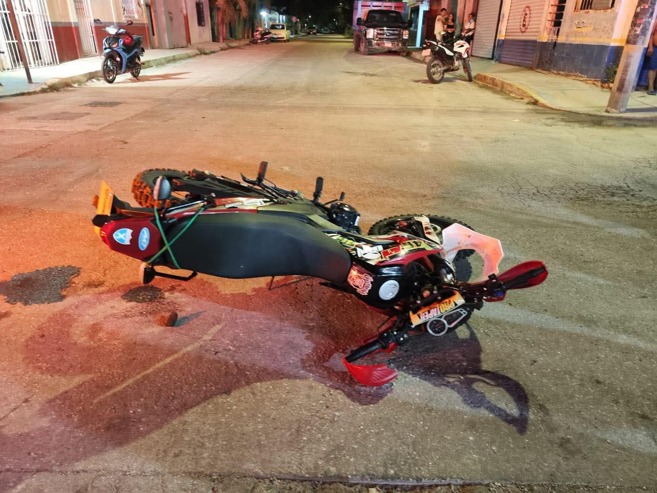 Choque entre motociclista y una van, deja una persona lesionada en avenida Gama de Tulum