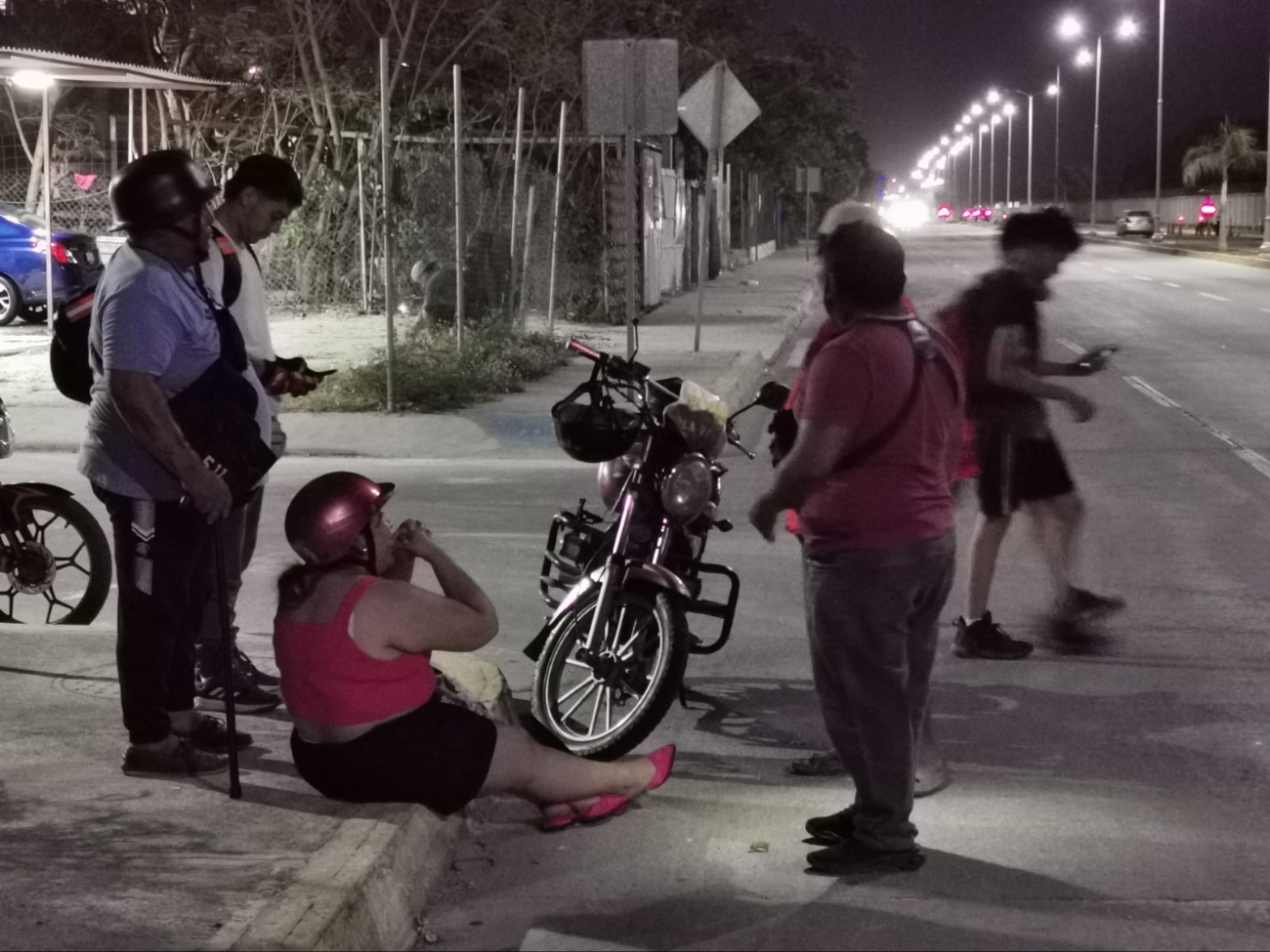 Pareja de motociclistas sufre de accidente provocado por un perro en el fraccionamiento Maderas