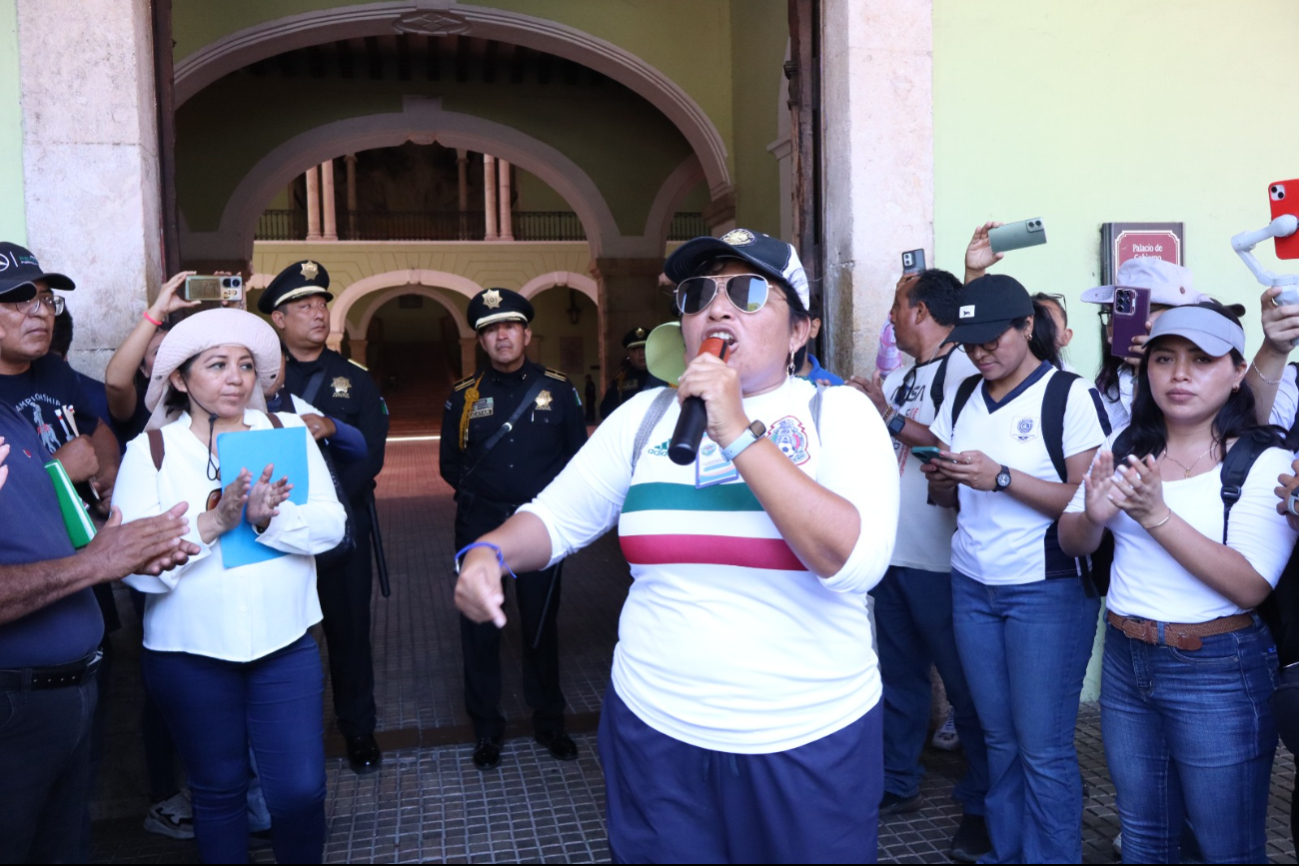 Maestros lanzaron consignas como protesta Maestros lanzaron consignas como protesta