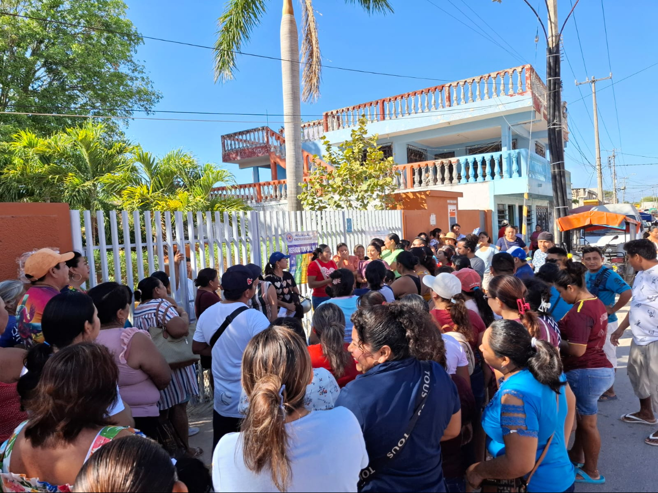 Padres protestan en Pomuch por falta de climas en primaria Pablo García