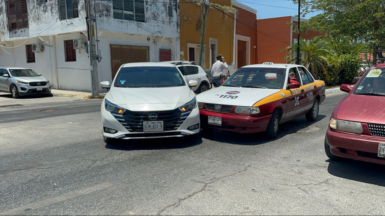 Taxi y auto particular protagonizan accidente Taxi y auto particular protagonizan accidente