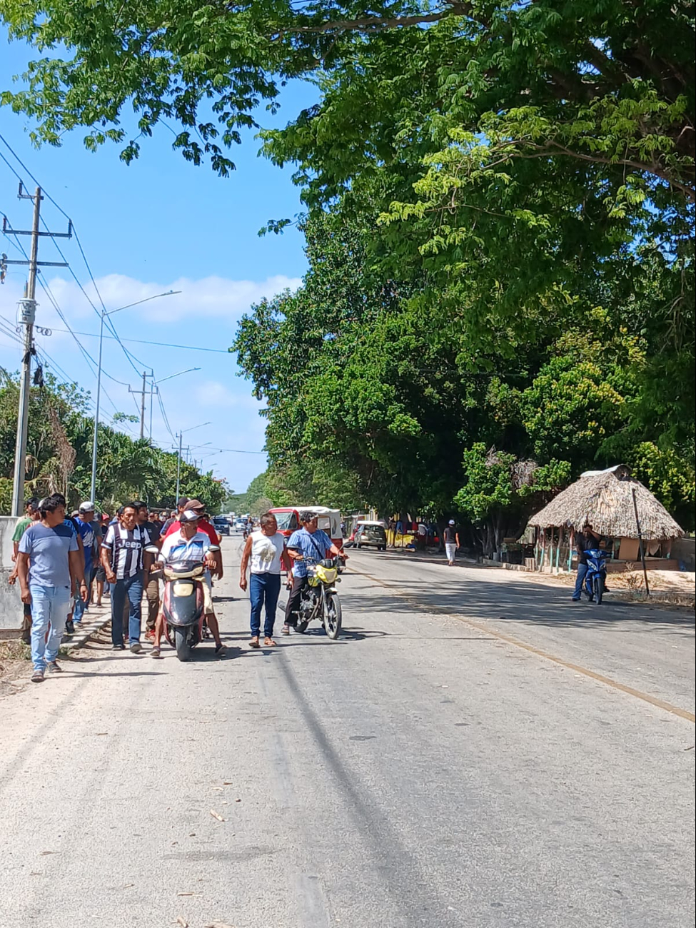 Campesinos del mar cierran acceso a Villamadero: reclaman ser ignorados por INDEPESCA Campesinos del mar cierran acceso a Villamadero: reclaman ser ignorados por INDEPESCA