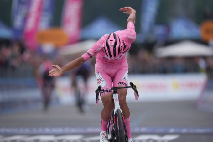 México vuela en el Giro de Italia: Isaac Del Toro gana la etapa 17 con la maglia rosa