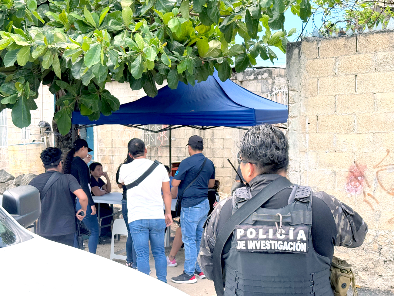 La lista de las posibles víctimas, mesas y toldos fueron asegurados, para ser presentados como datos de prueba La lista de las posibles víctimas, mesas y toldos fueron asegurados, para ser presentados como datos de prueba