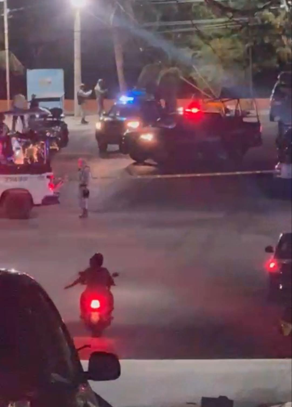 Las llamadas al 911 provocaron una fuerte movilización policiaca. Las llamadas al 911 provocaron una fuerte movilización policiaca.