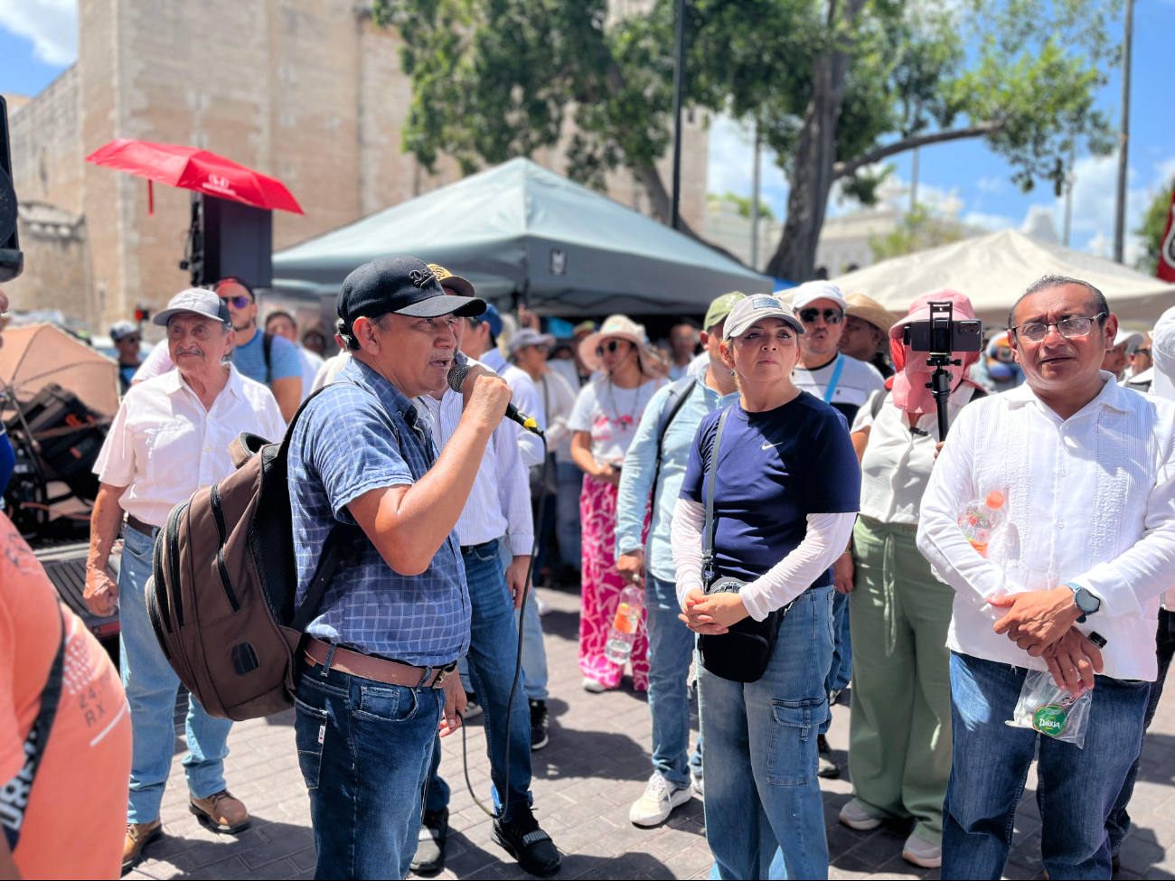 Maestros marcharon desde el Parque de La Paz al Palacio de Gobierno Maestros marcharon desde el Parque de La Paz al Palacio de Gobierno