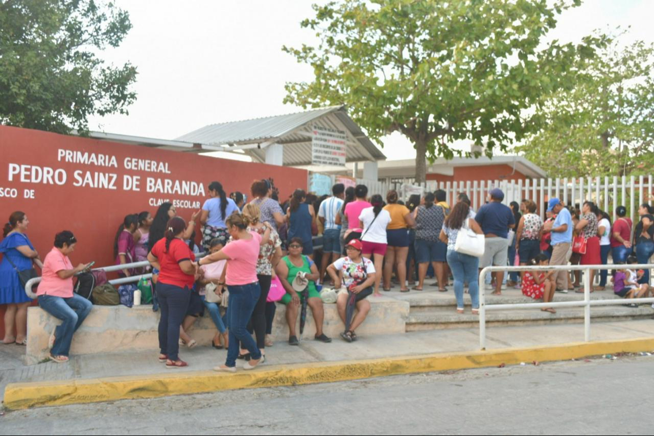 Padres toman escuela en Campeche y exigen destitución de directora por falta de climas
