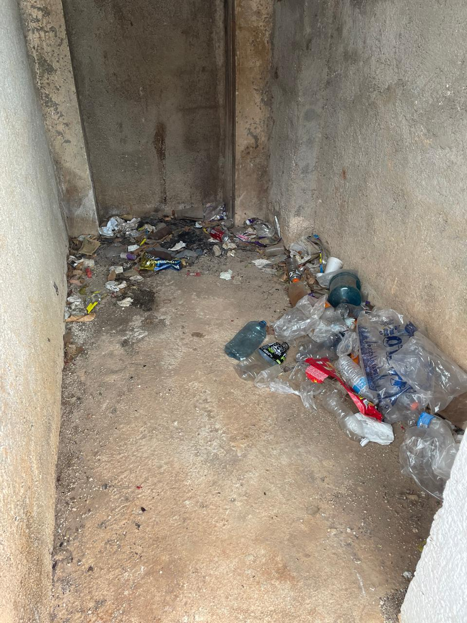  Usan la bodega de campo deportivo en Hopelchén como excusado   