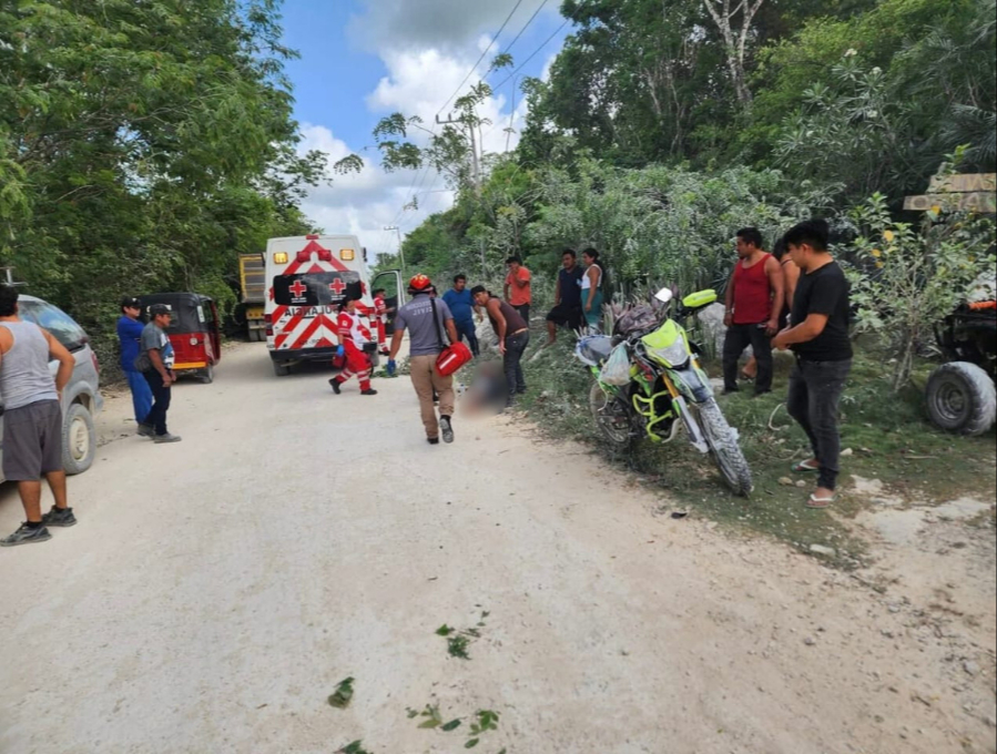 Choque entre motocicleta y camioneta deja una persona lesionada en Francisco May, Tulum