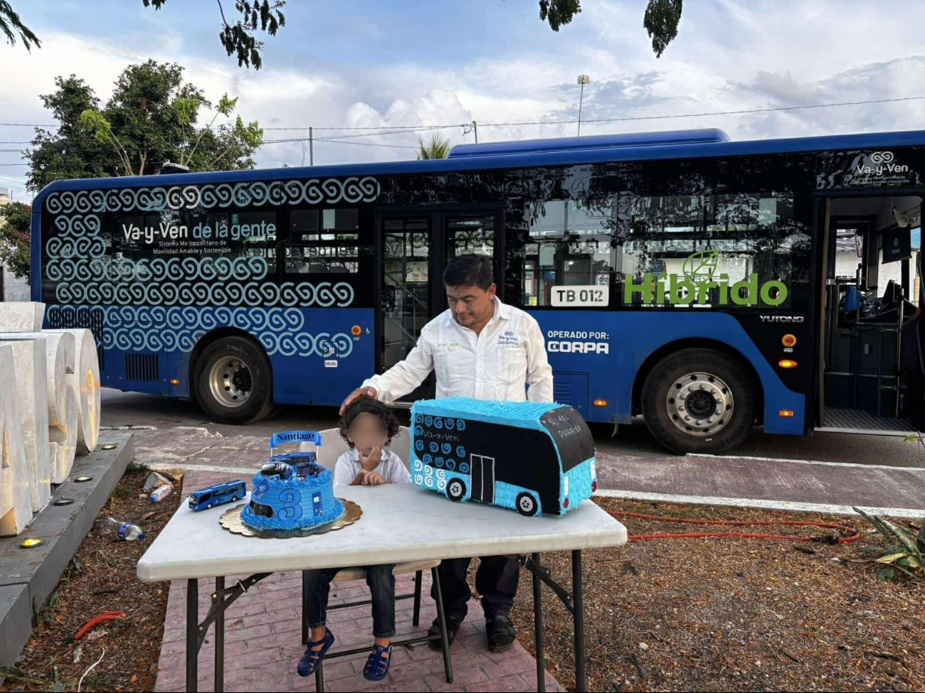 Va y Ven “hace parada” en el cumpleaños de Santiago; niño de Progreso celebra  su fiesta con temática del transporte público