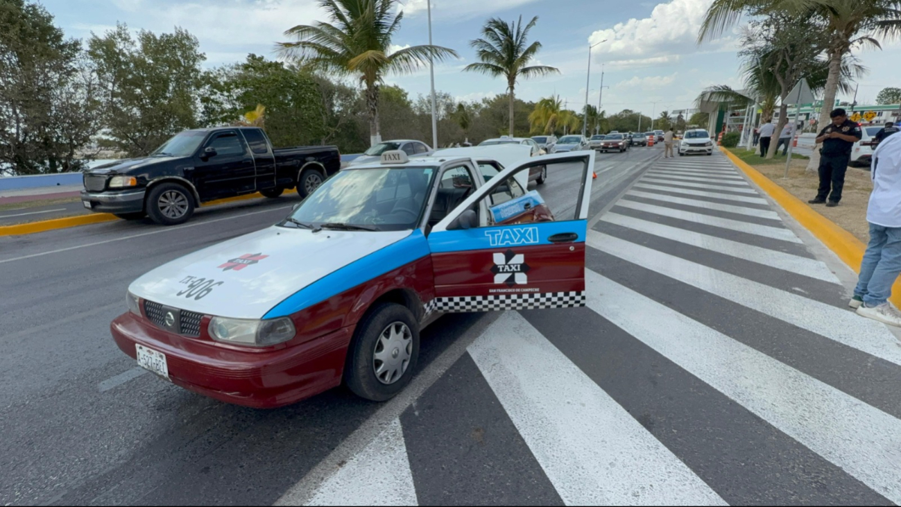 Taxi detenido para ceder el paso y… ¡lo impactan por detrás!