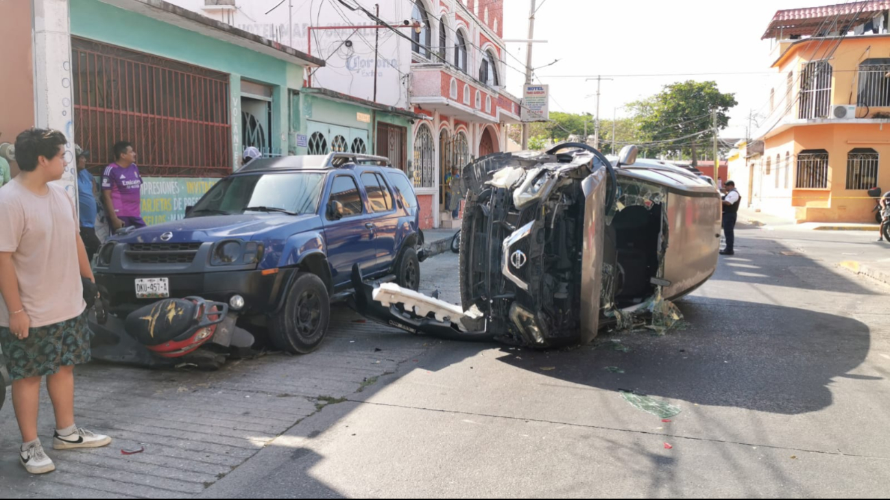 Pérdidas materiales y dos lesionadas por volcadura en Ciudad del Carmen