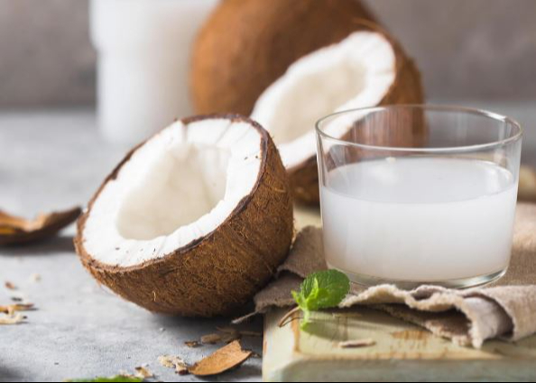 Conoce por qué el agua de coco es el tesoro líquido del verano