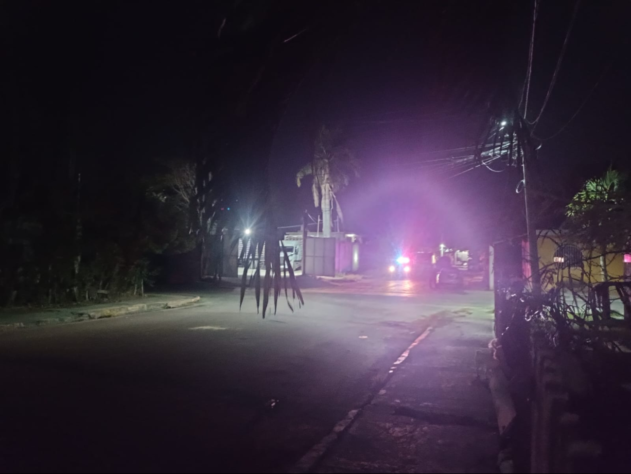 Violento asalto en Escárcega desata persecución; presunto ladrón escapa entre terrenos baldíos