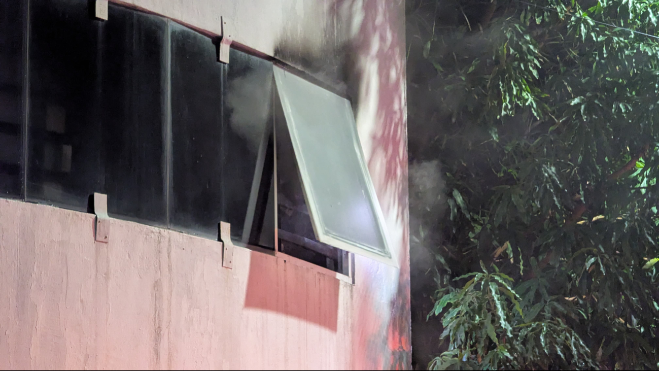El fuego comenzó a consumir una habitación, pero los vulcanos apagaron las llamas. El fuego comenzó a consumir una habitación, pero los vulcanos apagaron las llamas.