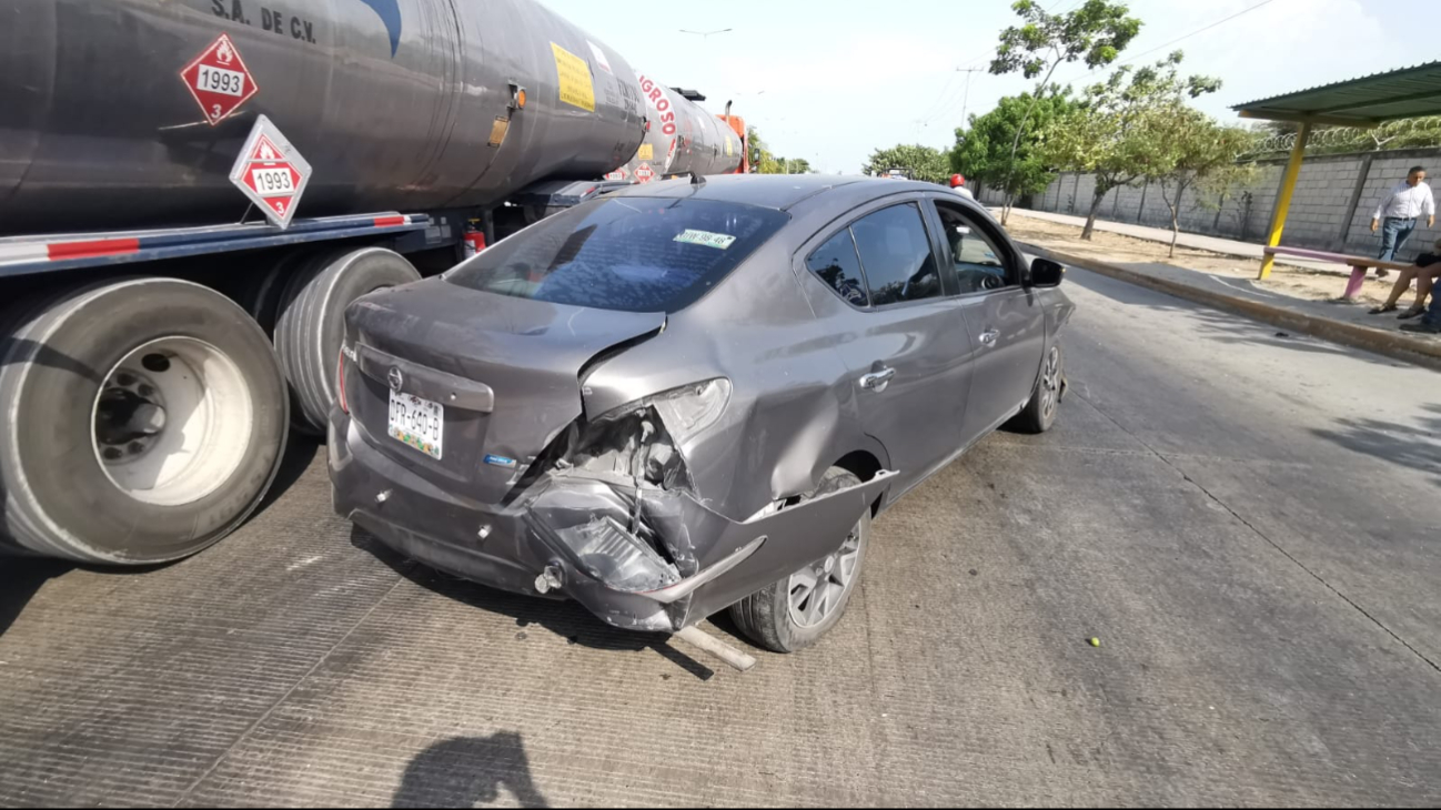 El Versa Nissan quedó muy dañado, pero la conductora no sufrió lesiones graves. El Versa Nissan quedó muy dañado, pero la conductora no sufrió lesiones graves.