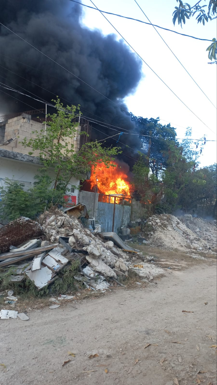 Las llamas alertaron a los vecinos, quienes llamaron al número de emergencias 911. Las llamas alertaron a los vecinos, quienes llamaron al número de emergencias 911.