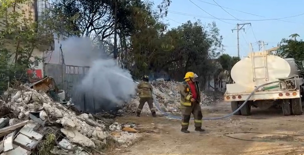 Los vulcanos lograron controlar el fuego desde el exterior.