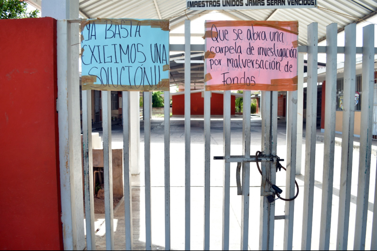 Primaria de Campeche continúa cerrada por padres de familia por malos manejos de 600 mil pesos